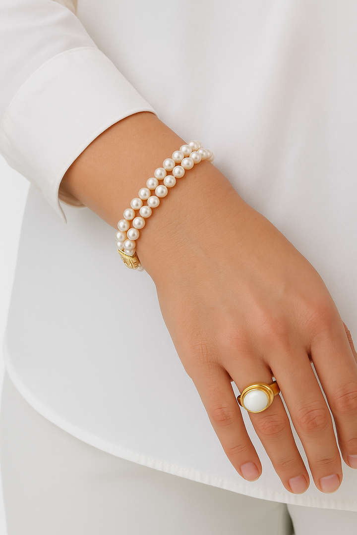 Tyyne sormus makeanvedenhelmellä