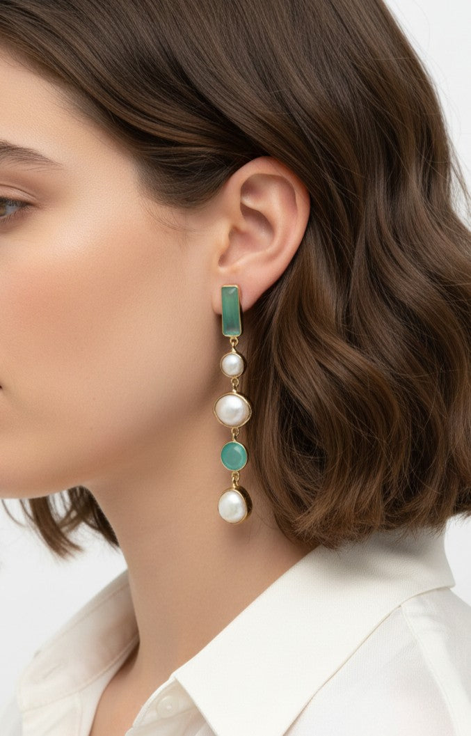 Elayne riipuskorvakorut jalokivillä ja helmillä